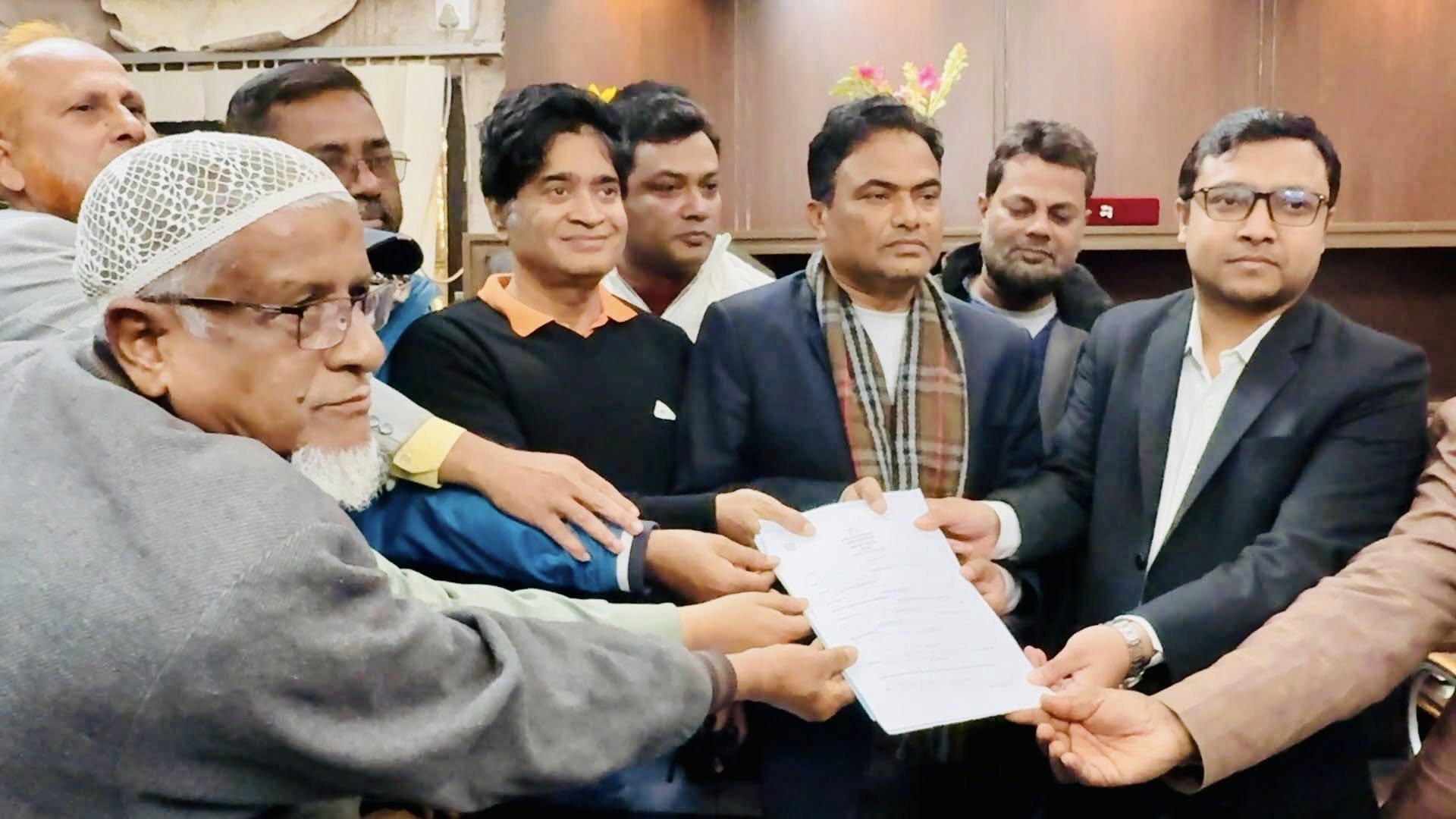 হিলিতে ডা. জাহিদের পক্ষে মনোনয়ন ফরম সংগ্রহ