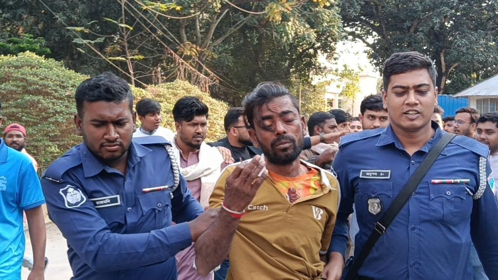 ঝিনাইদ‌হে গুপ্তচর স‌ন্দে‌হে যুবক আটক গণ‌ধোলাই দি‌য়ে পু‌লি‌শে সোপর্দ