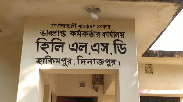 হিলি খাদ্য গুদামে ধান না কেনার অভিযোগে কৃষকদের হতাশা