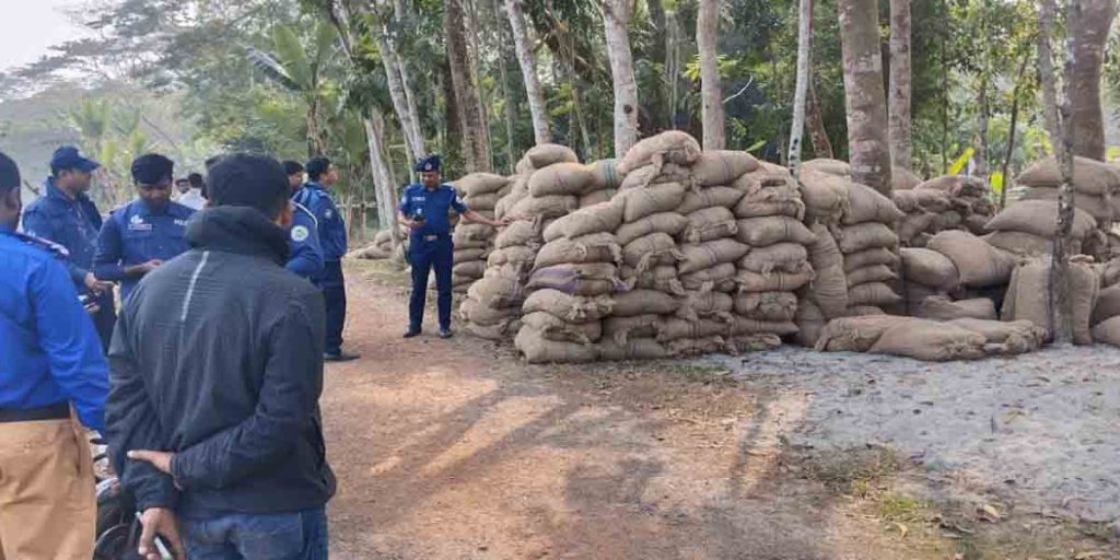 নলছিটিতে ৪৫০ বস্তা আলু জব্দ—–