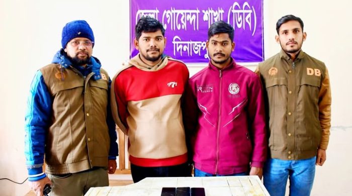 জেলা পুলিশ সুপারের নাম ও পদবী ব্যবহার করে প্র*তা*রণার অভিযোগে ২ জনকে আ*ট*ক করেছে ডিবি