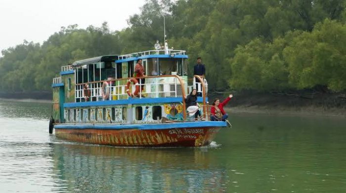 নৌ পরিবহন অধিদপ্তরের হয়রানির প্রতিবাদে সুন্দরবনে পর্যটনবাহী লঞ্চ ও বোটসহ সব নৌযান চলাচল বন্ধ,ফিরে যাচ্ছে পর্যটকরা