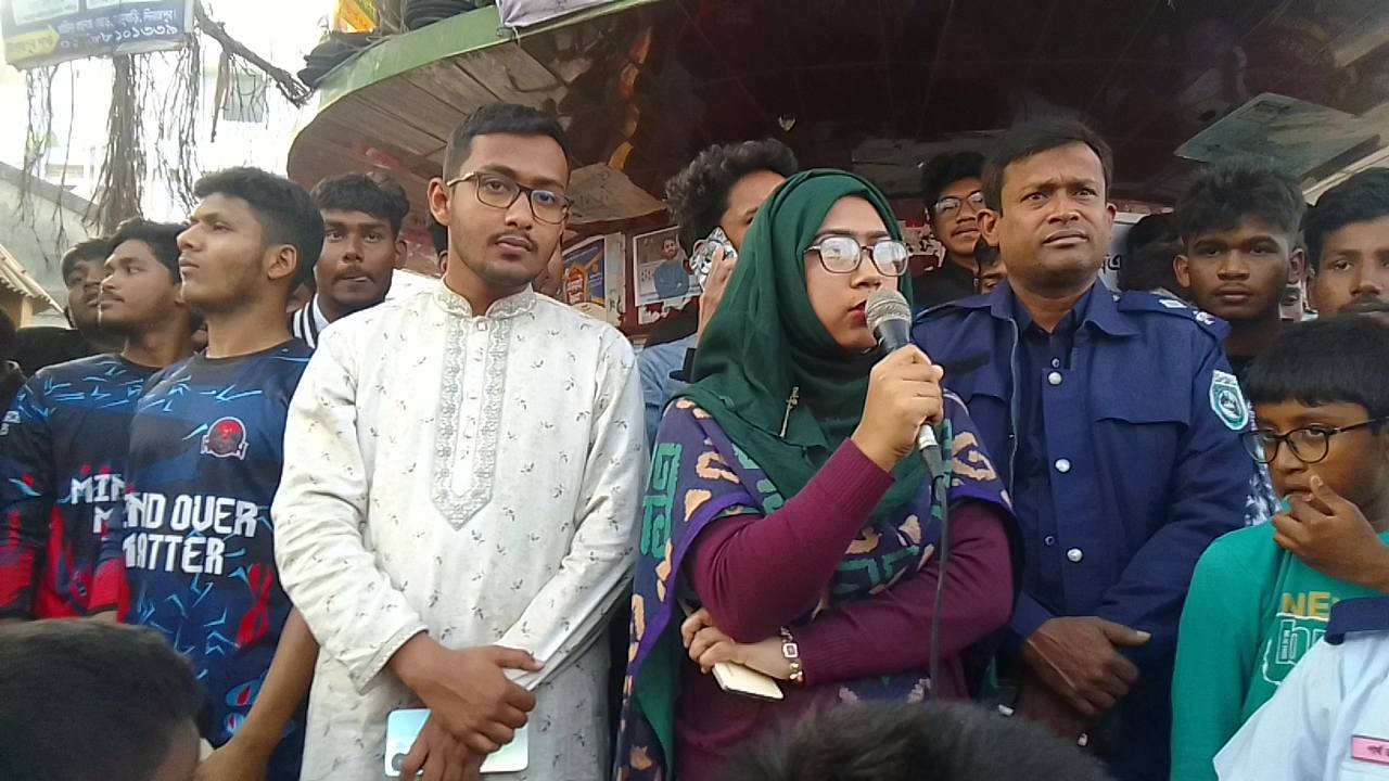 চিরিরবন্দরে সড়ক দুর্ঘটনায় শিক্ষার্থীর মৃত্যু: ঘুরাঘাটলী মোড়ে মহাসড়ক অবরোধ, জনভোগান্তি