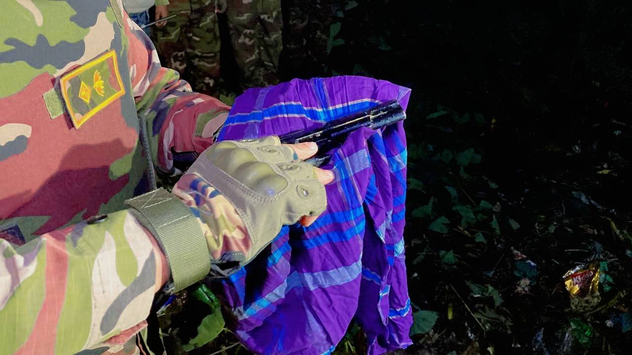 বিদেশি আ’গ্নেয়া’স্ত্রসহ শীর্ষ স”ন্ত্রাসী ও তার সহযোগী (স্ত্রী) গ্রেফতার