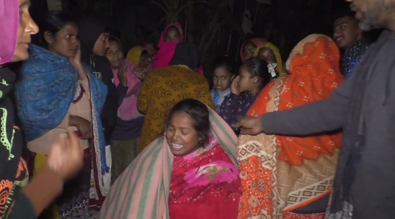 গাইবান্ধায় গাছ কাটার সময় গাছ চা/পা পড়ে আপন দুই বোনের মর্মা/ন্তিক মৃ/ত্যু