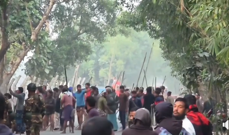 তিস্তা জলাধার খনন প্রকল্পকে কেন্দ্র করে স্থানীয়দের সঙ্গে পানি উন্নয়ন বোর্ড (পাউবো)-এর বিরোধ সংঘ*র্ষে রূপ নিয়েছে।।