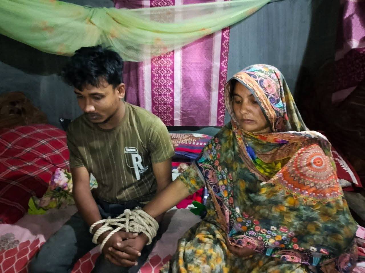 গভীর রাতে নিজের মায়ের বয়সী অসুস্থ ভাবীকে জ্বরের ঔষধ দিতে এসে পরকীয়ার অভিযোগে আটক হয়েছে দেবর,