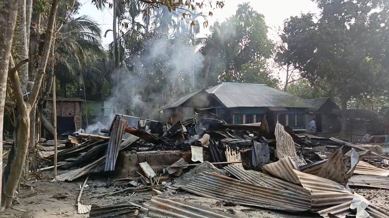 বাগেরহাটের চিতলমারীতে মধুমতি চরের খাস জমি দখল নিয়ে একে একে তিন খুনঃচলছে রক্তের হোলিখেলা!বাড়ি ঘর পুড়ে ছাঁই!