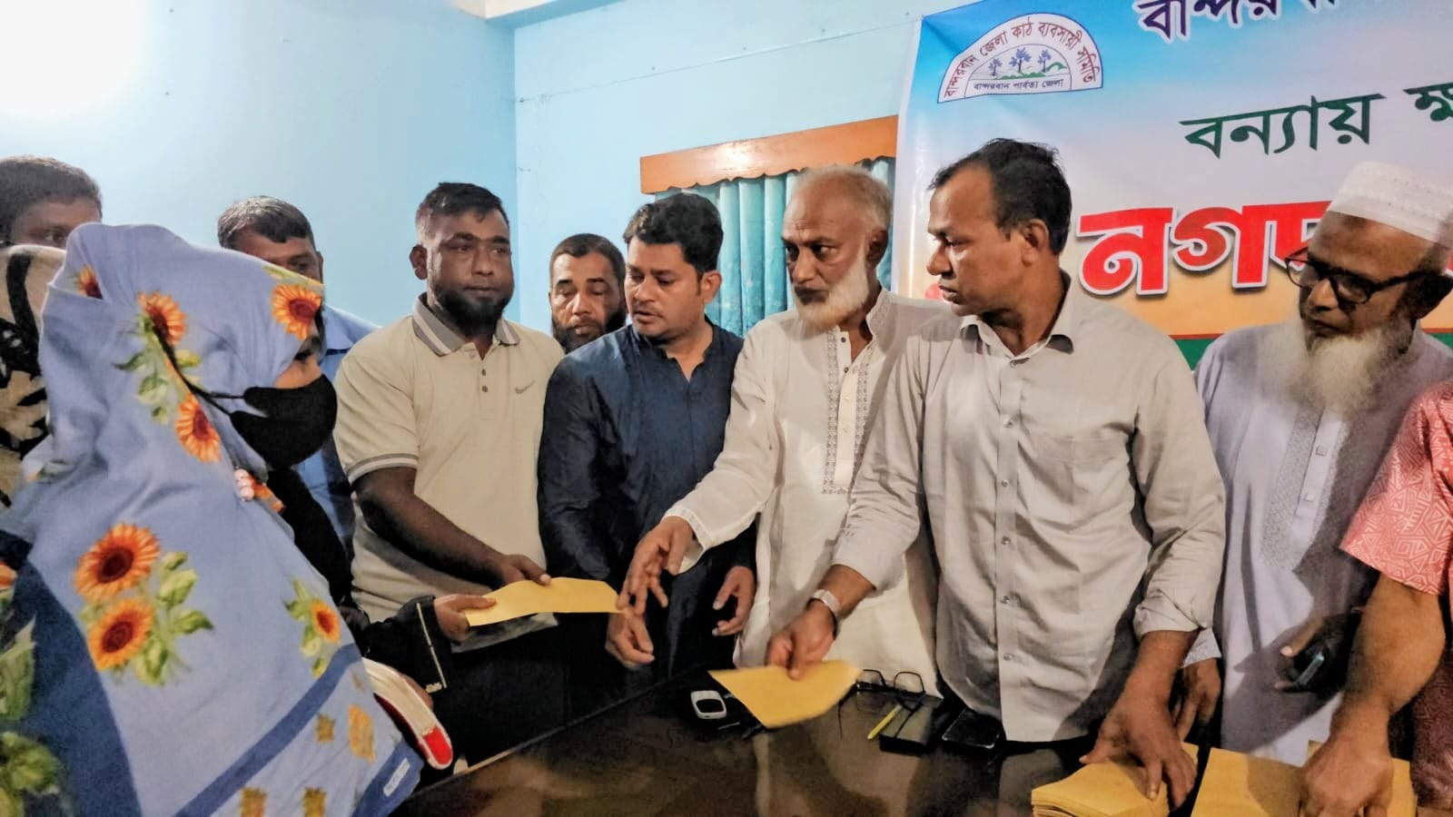 ​বান্দরবানে বন্যাদুর্গতদের পাশে জেলা কাঠ ব্যবসায়ী সমিতি: নগদ অর্থ বিতরণ