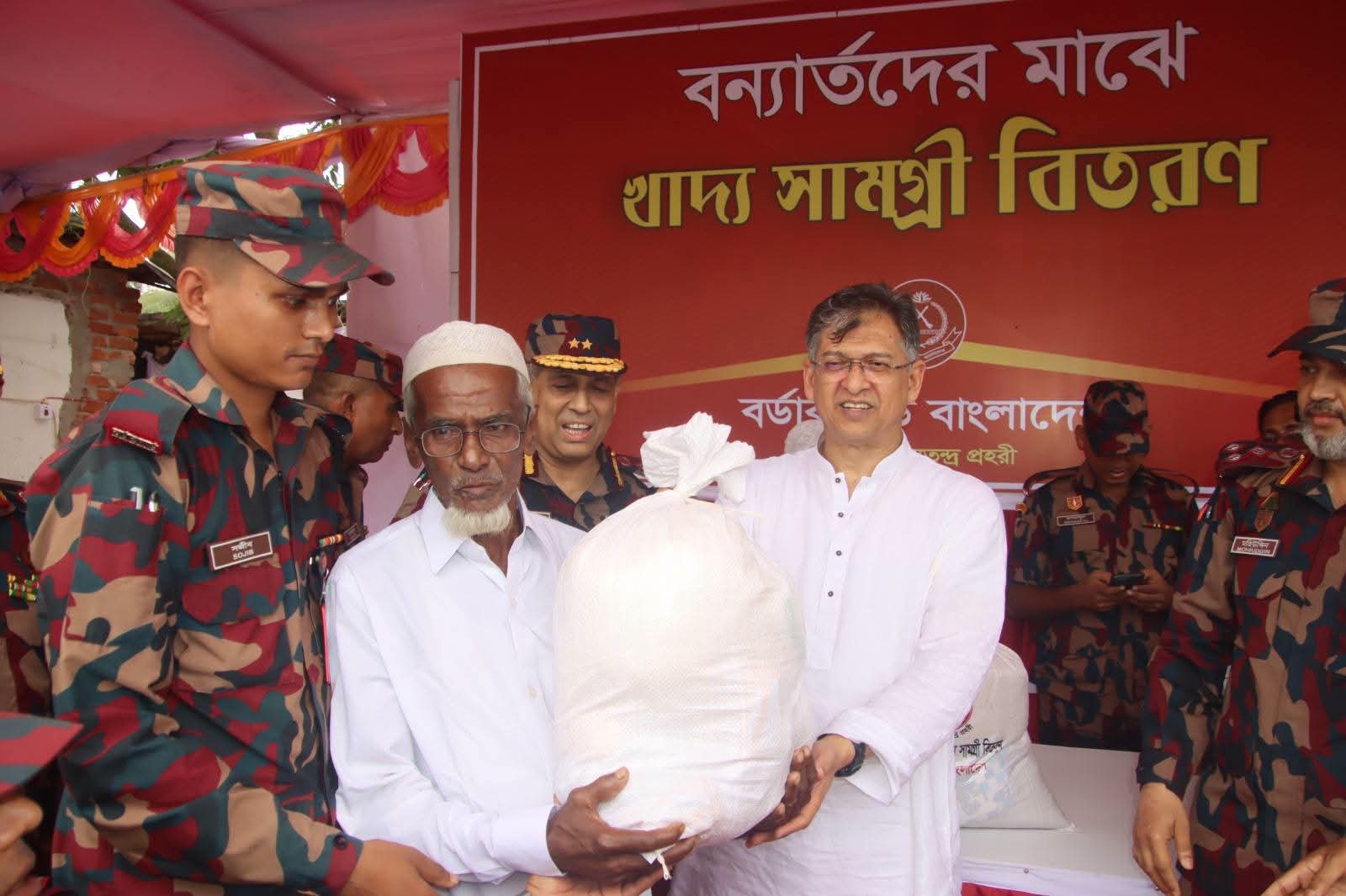 চকরিয়ায় বিজিবির ত্রাণ বিতরণ ও বিনামূল্যে চিকিৎসা সেবা প্রদান