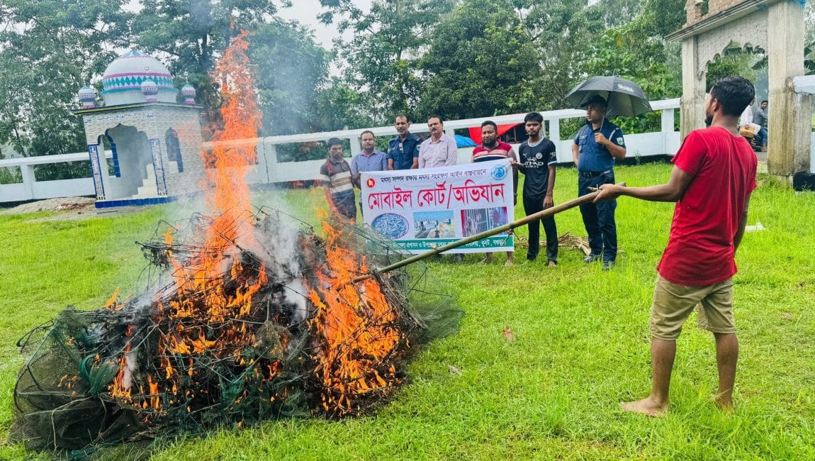 ধুনটে বিশেষ অভিযানে ৪৮টি অবৈধ চায়না দুয়ারী জাল জব্দ, জনসম্মুখে পুড়িয়ে ধ্বংস